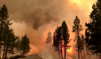 ΗΠΑ: Πάνω από 2.000 σπίτια απειλούνται από τεράστια φωτιά (Βίντεο)