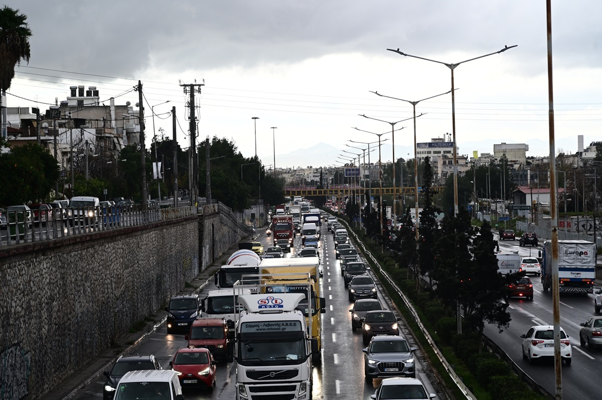 Η «μεγάλη επιστροφή» στην Αθήνα: Η αυξημένη κίνηση, οι ουρές χιλιομέτρων και τα προβλήματα