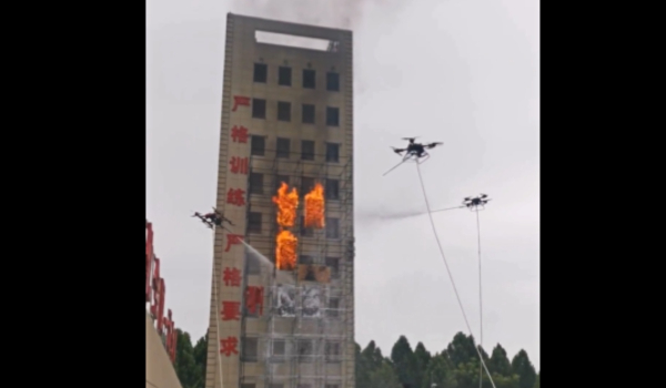 Drones - «πυροσβέστες» στην Κίνα σβήνουν φωτιά σε πολυκατοικία (Βίντεο)