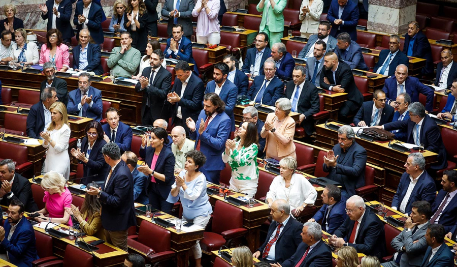 Ερώτηση ΣΥΡΙΖΑ στη Βουλή: Σε εκτροχιασμό οδηγούν ιδιωτικό χρέος, έμμεσοι φόροι και νέο φορολογικό