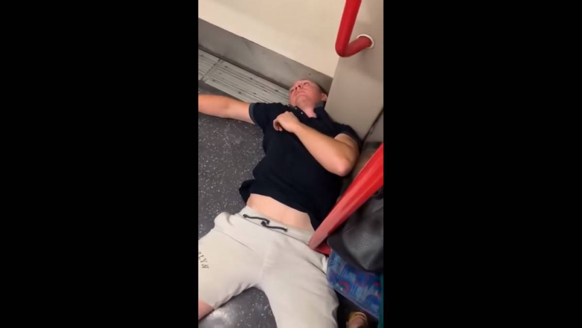 Μετρό Λονδίνου: Επιβάτης ρίχνει νοκ άουτ ρατσιστή σε παραλήρημα