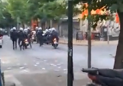 Εξάρχεια: Επίθεση σε αστυνομικούς της ομάδας ΔΡΑΣΗ (βίντεο)