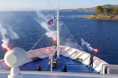 Αίγινα: Με καπνογόνα και συριγμούς ο χαιρετισμός του πλοίου Apollon Hellas στον Άγιο Σώστη
