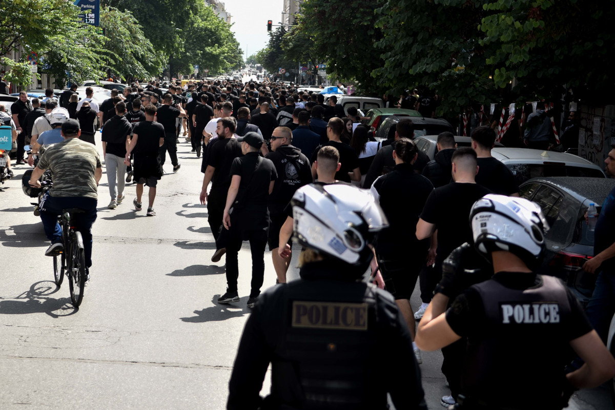 Θεσσαλονίκη: Πορεία οπαδών του ΠΑΟΚ στο κέντρο της πόλης - Μικρή ένταση με τα ΜΑΤ στην Καμάρα