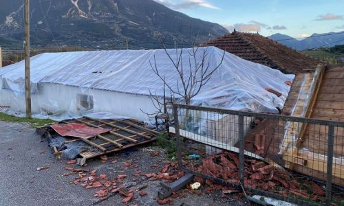 Κακοκαιρία: Δεκάδες σπίτια επλήγησαν από ανεμοστρόβιλο στην Παραμυθιά