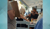 Ντέμης Νικολαΐδης: «Καυτά» φιλιά με ξανθιά καλλονή σε εστιατόριο του Πειραιά