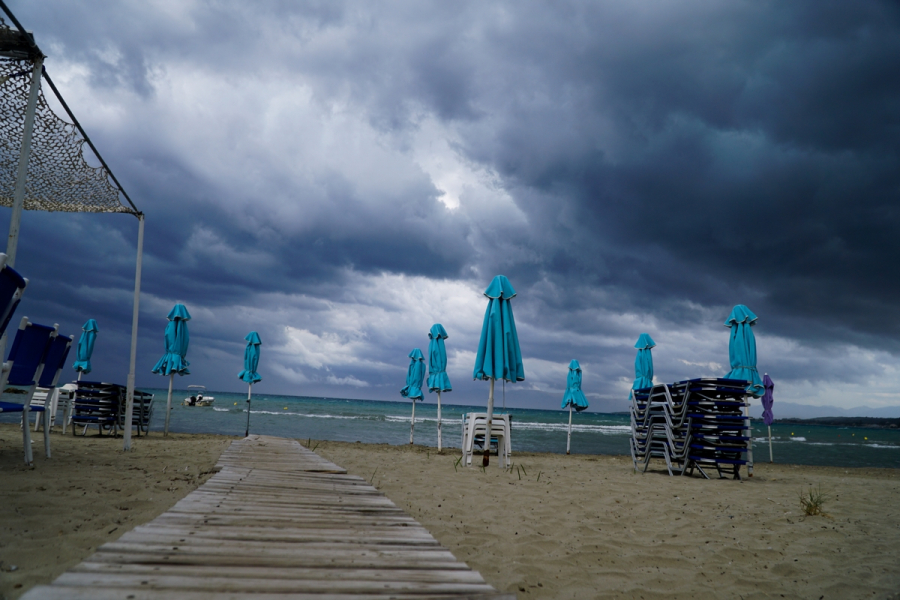 Κακοκαιρία Petar: Με χαλάζι και χωρίς ρεύμα στην Κέρκυρα - Απεγκλωβίστηκαν 10 τουρίστες από παραλία