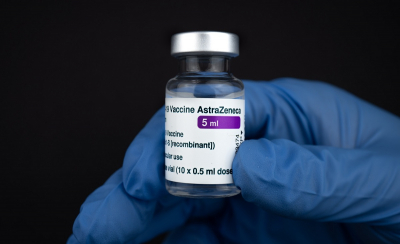 Εμβόλιο AstraZeneca: «Ελαχιστότατος» ο κίνδυνος θρομβώσεων στη β&#039; δόση