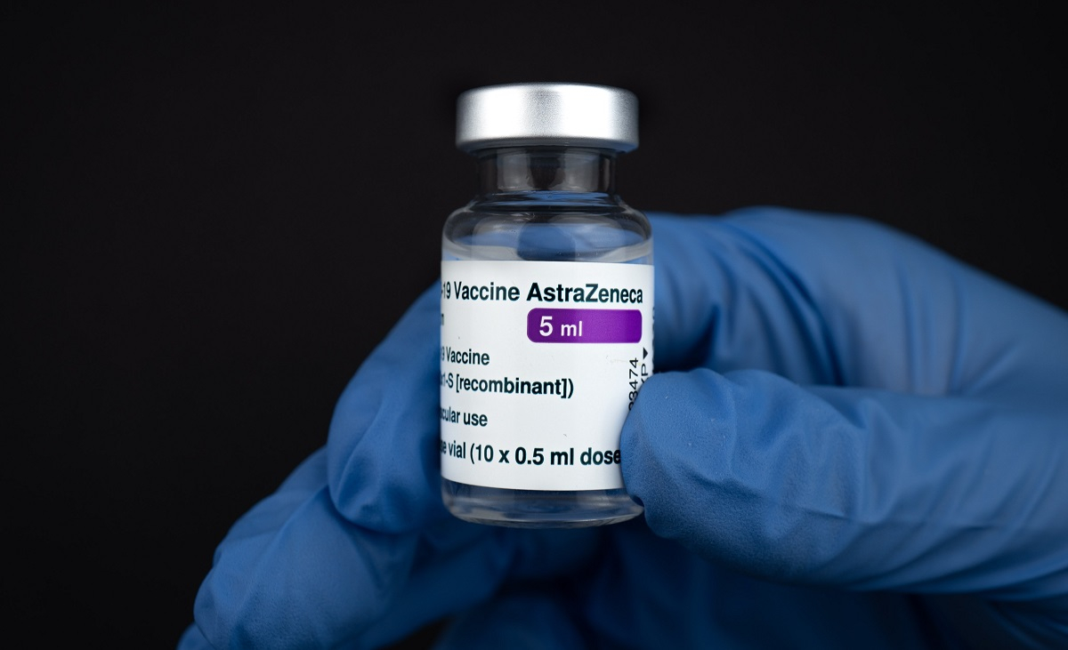 Εμβόλιο AstraZeneca: «Ελαχιστότατος» ο κίνδυνος θρομβώσεων στη β' δόση