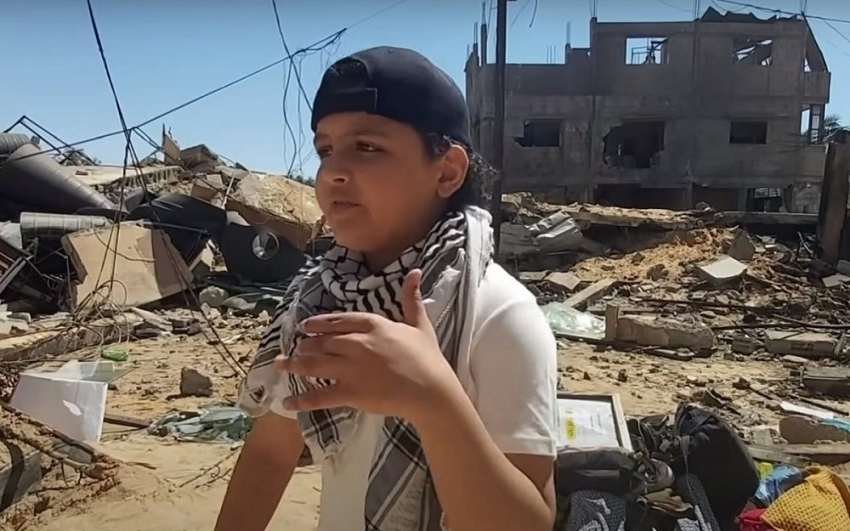 Γάζα: 12χρονος Παλαιστίνιος ράπερ τραγουδά στα ερείπια