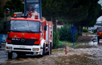Κακοκαιρία «Αθηνά»: Περισσότερες από 160 κλήσεις στην πυροσβεστική για αντλήσεις υδάτων και κοπές δέντρων