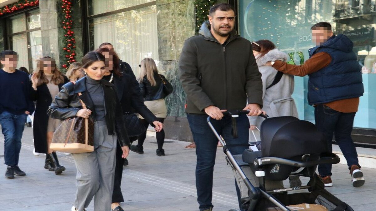 Παύλος Μαρινάκης: Οικογενειακή βόλτα στο κέντρο της Αθήνας (Φωτογραφίες)