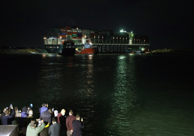 Σουέζ: Μάχη για την αποκόλληση του πλοίου Ever Given - 321 πλοία παραμένουν εγκλωβισμένα