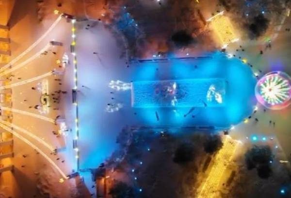 Παγοδρόμιο σε σχήμα... ερωτικό: Το φτιάξαμε έτσι για μεγαλύτερη απόλαυση, λέει ο δήμαρχος (Βίντεο)
