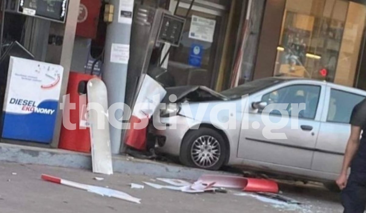 Θεσσαλονίκη: Αυτοκίνητο «καρφώθηκε» σε βενζινάδικο μετά από τρελή πορεία