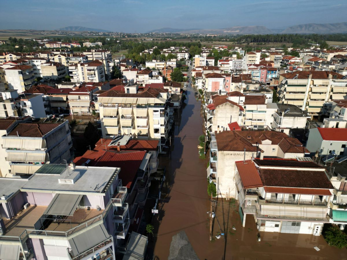 Πλημμύρες σε Λάρισα και Βόλο: Μηνύματα από το 112 για εκκένωση σε περισσότερες από 30 περιοχές