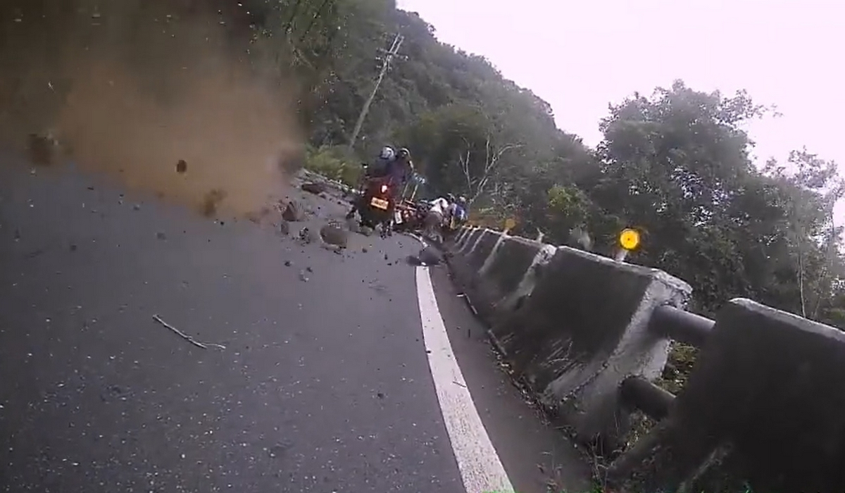 Σεισμός στην Ταϊβάν: Η στιγμή που κατολίσθηση εξαφανίζει δρόμο με οδηγούς (βίντεο)