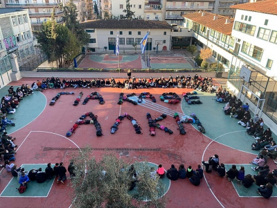 «Για κάθε Άλκη»: Το σύνθημα που σχημάτισαν μαθητές με τις τσάντες τους στη Θεσσαλονίκη