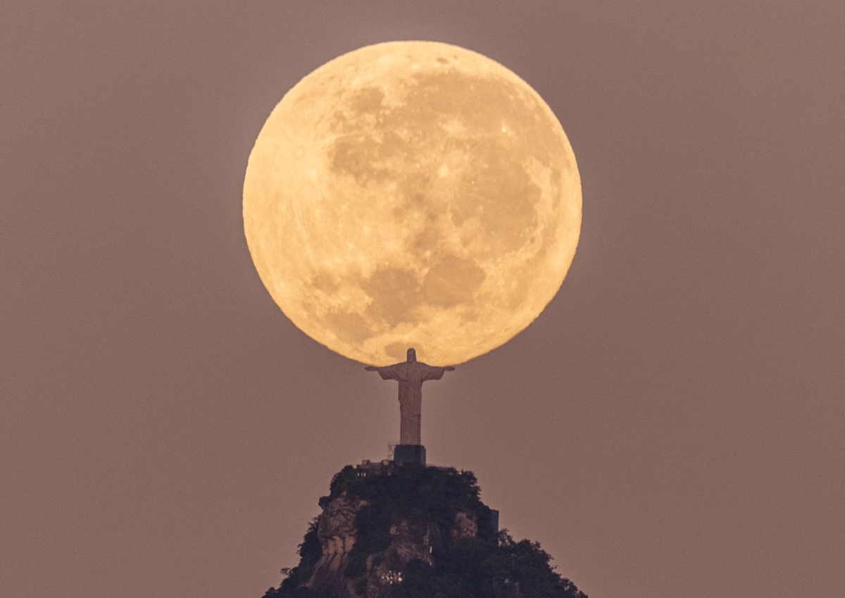 Η εντυπωσιακή φωτογραφία ενός Βραζιλιάνου: Ο Χριστός Λυτρωτής κρατά το ολόγιομο φεγγάρι στα χέρια του
