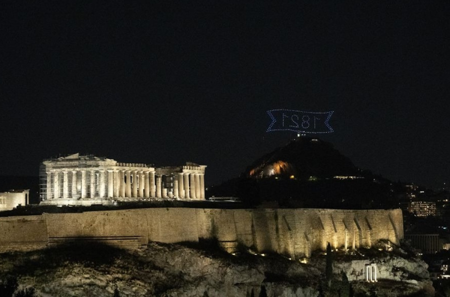 «Ζήτω η Ελλάς»: 250 drones φώτισαν τον νυχτερινό ουρανό της Αθήνας (εικόνες)
