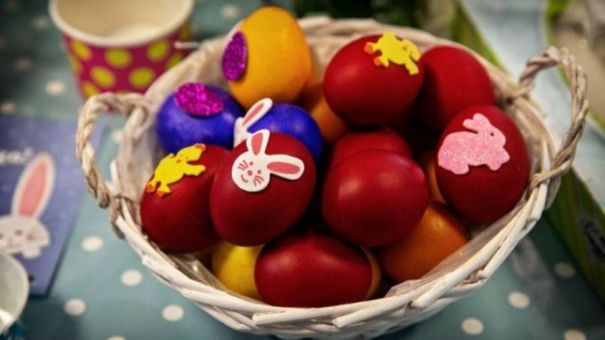Μεγάλη Πέμπτη: Πώς βάφουμε κόκκινα αυγά - Όσα πρέπει να γνωρίζετε