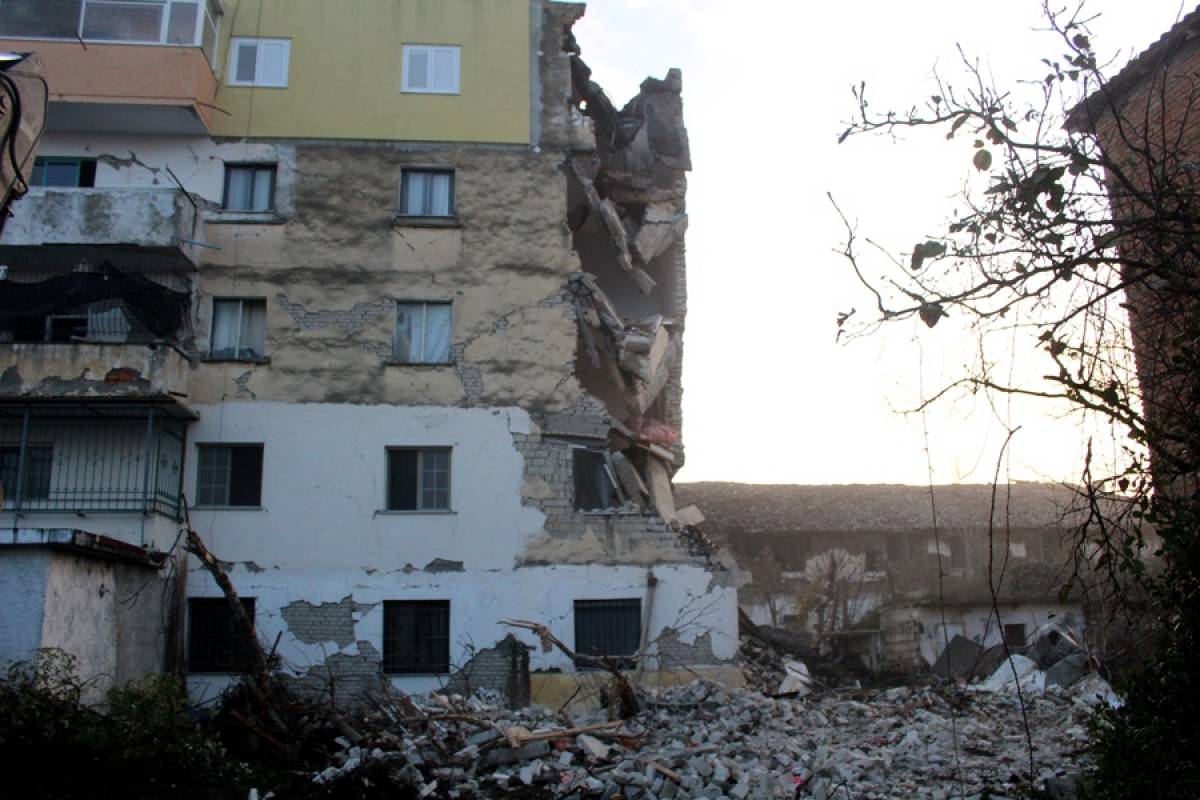 Αλβανία: Οι σεισμοπαθείς στο Δυρράχιο φοβούνται να επιστρέψουν στα σπίτια τους