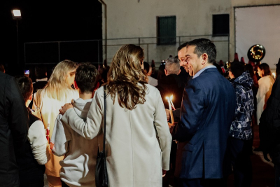 Τσίπρας: Ανάσταση στο Γαστούρι της Κέρκυρας με τη σύντροφό του - Δείτε βίντεο και φωτογραφίες