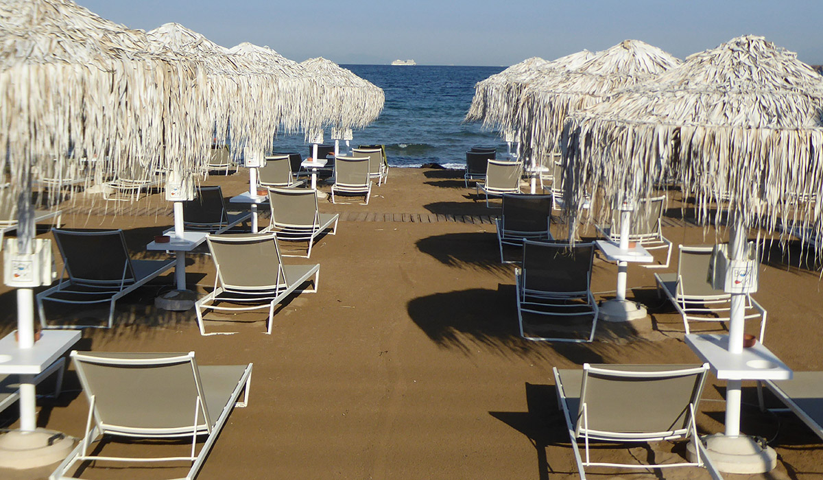 «Πιο ακριβή και από τη διαμονή»: Οι εξωφρενικές τιμές για ξαπλώστρα σε 23 παραλίες