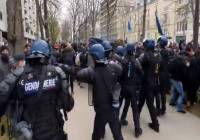 Κορονοϊός στη Γαλλία: Τα Κίτρινα Γιλέκα αψηφούν τα μέτρα και διαδηλώνουν