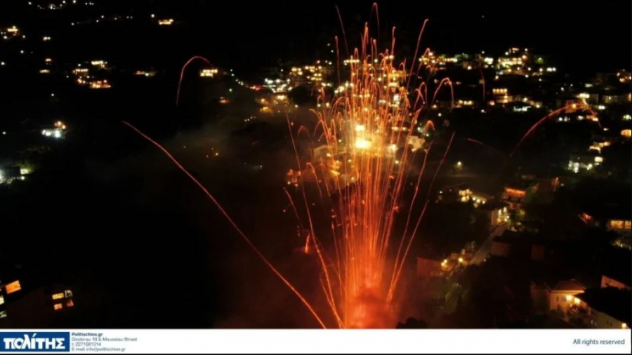 Πάσχα 2022: Ρουκέτες και πυροτεχνήματα έκαναν τη... νύχτα μέρα στη Χίο