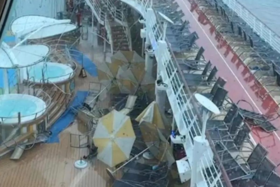 Σφοδρή καταιγίδα «χτυπά» κρουαζιερόπλοιο στη Φλόριντα - Καρέκλες και ξαπλώστρες «πέταξαν» στον αέρα (βίντεο)