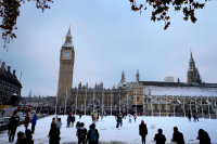 Εντυπωσιακές εικόνες από το χιονισμένο Λονδίνο - Στα λευκά Big Ben και Μπάκιγχαμ