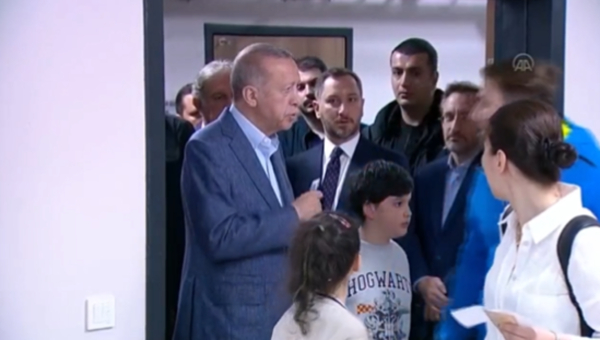 «Πίσω μου σ’ έχω»: Ο Ερντογάν αιφνιδίασε ψηφοφόρους – Η απίστευτη αντίδρασή τους στην ουρά (βίντεο)