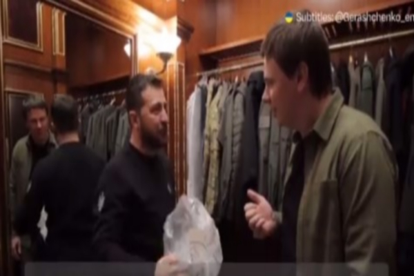 Ζελένσκι: Το λιτό δωμάτιο που μένει εδώ και ένα χρόνο πολέμου στην Ουκρανία (βίντεο)