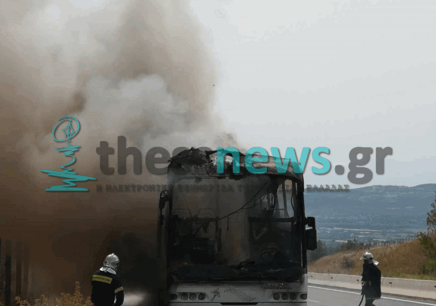 Τουριστικό λεωφορείο τυλίχθηκε στις φλόγες στην εο Θεσσαλονίκης - Σερρών (βίντεο)