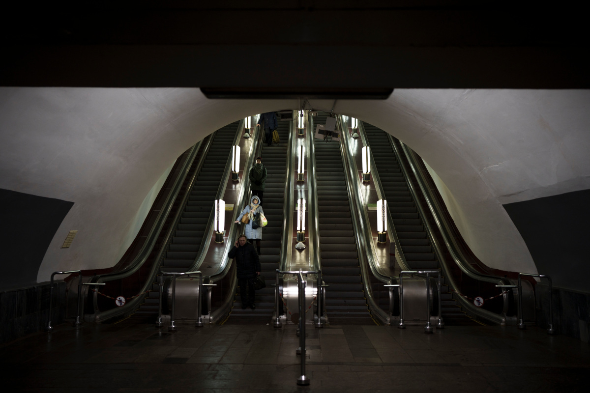 Ξανανοίγουν σιγά - σιγά οι σταθμοί του μετρό στο Κίεβο (Φωτογραφίες)