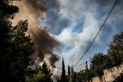 Επικίνδυνη αναζωπύρωση της φωτιάς στη Βαρυμπόμπη: Εκκενώνονται Ιπποκράτειος Πολιτεία και Δροσοπηγή