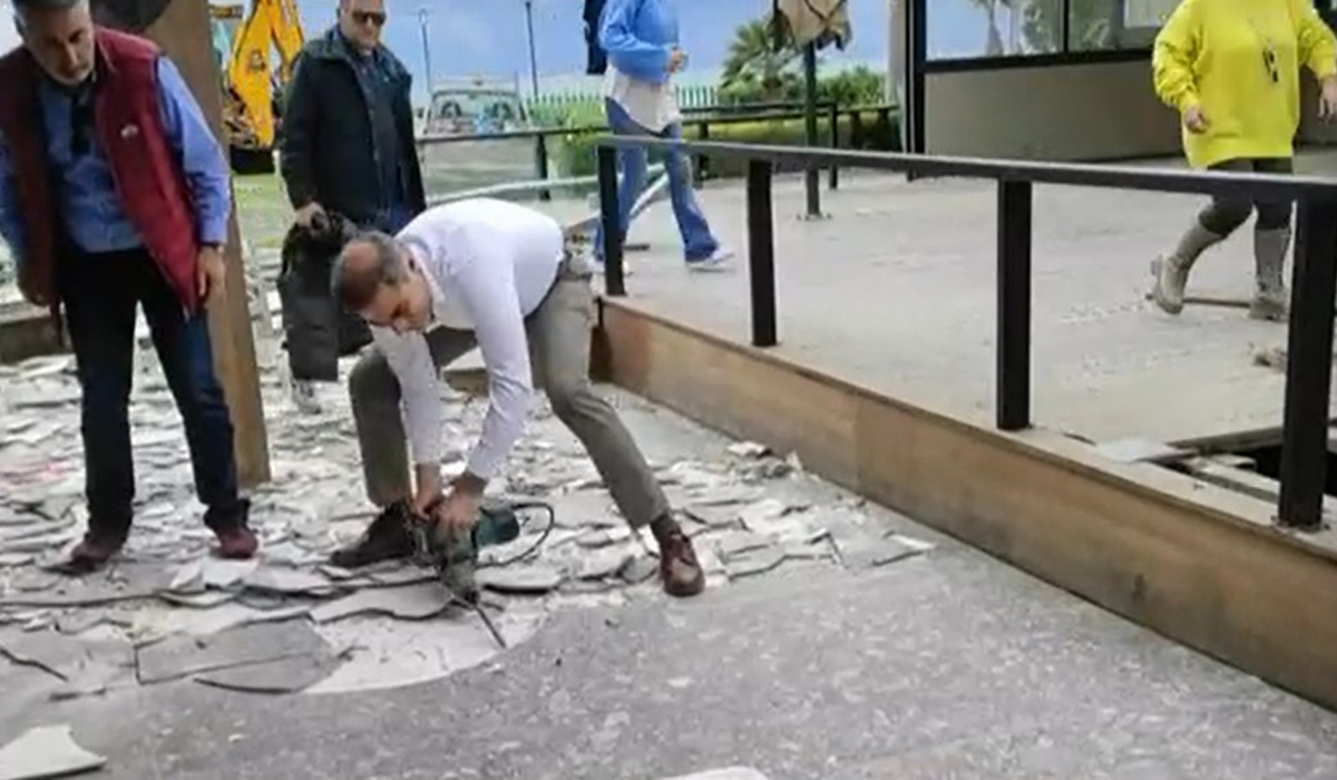 Ο δήμαρχος Αλίμου γκρεμίζει με το κομπρεσέρ παράνομο κτίσμα επιχείρησης στην παραλία – Τι απαντά ο επιχειρηματίας