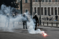 Με γκλομπς και δακρυγόνα χτύπησαν την ειρηνική διαμαρτυρία νέων και μαθητών