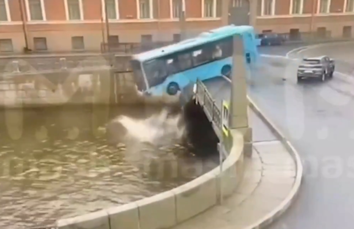 Λεωφορείο γεμάτο με επιβάτες έπεσε σε ποτάμι στην Αγία Πετρούπολη - Βίντεο από τη στιγμή της πτώσης