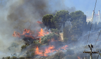«Δύο πυρκαγιές ξεκίνησαν σχεδόν ταυτόχρονα» λέει ο εκπρόσωπος της πυροσβεστικής για τη φωτιά στην Πεντέλη