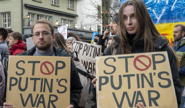 Ουκρανία: Διαδηλώσεις Ευρωπαίων κατά της ρωσικής εισβολής - «Σταματήστε αυτήν την τρέλα!»