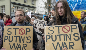 Ουκρανία: Διαδηλώσεις Ευρωπαίων κατά της ρωσικής εισβολής - «Σταματήστε αυτήν την τρέλα!»
