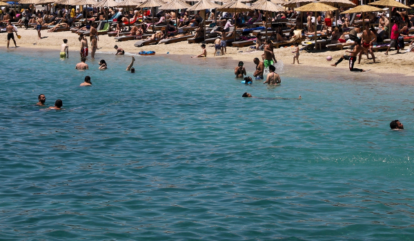 Σε κλοιό καύσωνα η χώρα - «Βουλιάζουν» οι παραλίες σε Χαλκιδική και Αττική, στους 43 βαθμούς ο υδράργυρος