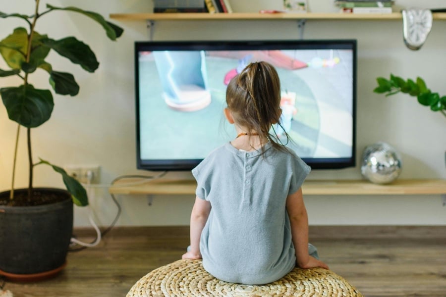 Η επιστήμη μίλησε: Η κίνηση που πρέπει να κάνουν οι γονείς όταν τα παιδιά βλέπουν τηλεόραση