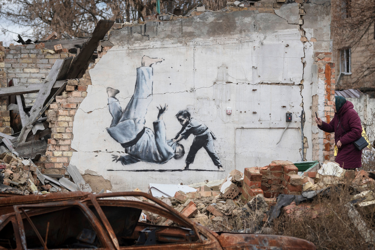 Τέχνη στα χαλάσματα: Ο Banksy δημιούργησε στην Ουκρανία 7 υπέροχα murals