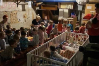 Εικόνα γροθιά στο στομάχι με κρυμμένα παιδιά στα καταφύγια της Ουκρανίας