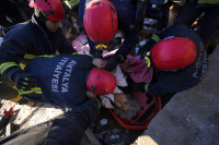 Σεισμός στην Τουρκία: «Να επικεντρωθούμε στους ζωντανούς» - Δραματικές συνομιλίες διασωστών στα συντρίμμια