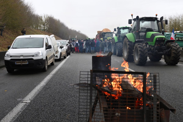 Φουντώνει η οργή των αγροτών: Κινητοποιήσεις με μπλόκα σε Γαλλία, Γερμανία, Ιταλία, Ισπανία