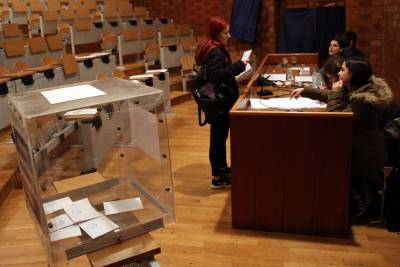Κουκουλοφόροι διέκοψαν τις φοιτητικές εκλογές στο Πάντειο